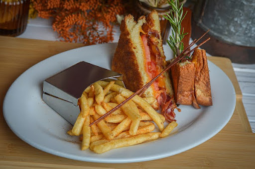 A Guide to Family-Friendly Dining in Winter Garden 2 Thick-cut grilled cheese sandwich with bacon and fries at Hash House A Go Go Winter Garden